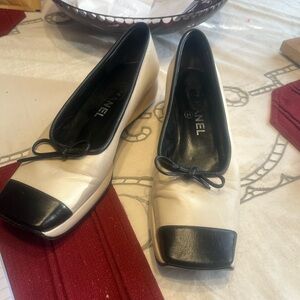 CHANEL Women's Black and Cream Flats size 38 two tone, ballet flats